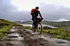 Thomas Steinthal cykler på våd ATVvej på vej til Sisimiut.