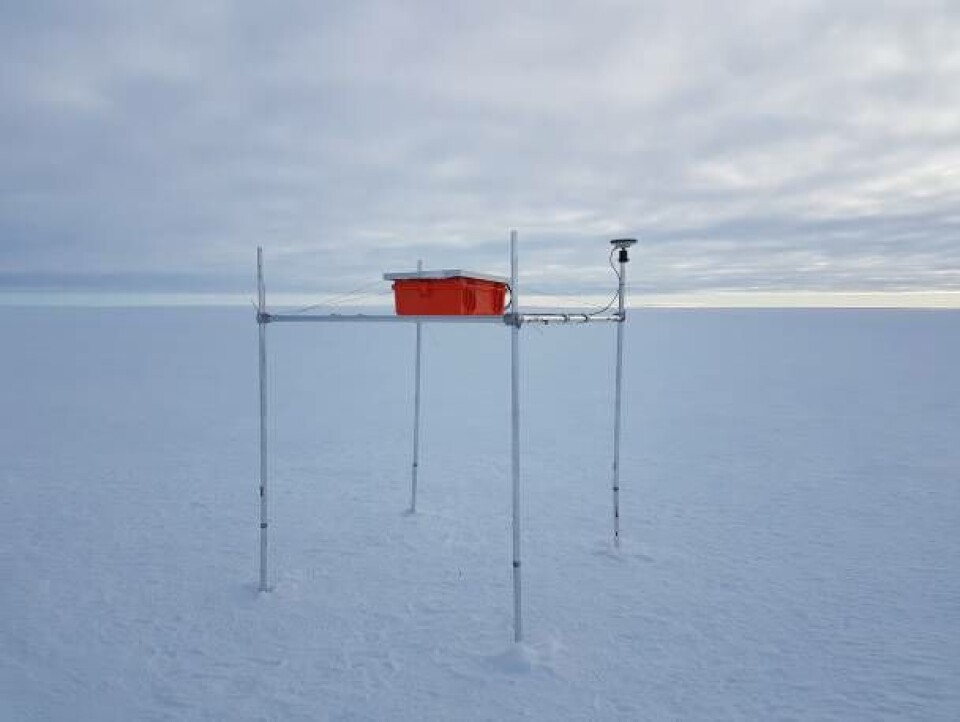 En GPS-station i ingenmandsland. Det er - helt simpelt - en opstilling af tre GPS-stationer langt inde på indlandsisen, der har gjort det muligt for forskerne at få bedre data om, hvordan isen smelter.