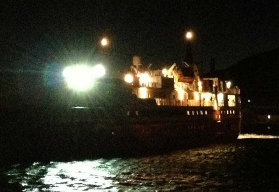 Sarfaq Ittuq ligger tæt på molen ved Qaqortoq. Foto Inga G. Markussen Bekymrede passagerer på Sarfaq Ittuk. Foto: Otto Egede Sarfaq Ittuk gik onsdag aften på grund uden for havnen i Qaqortoq. Foto: Otto Egede Sarfaq Ittuq ligger tæt på molen ved Qaqortoq. Foto Inga G. Markussen Bekymrede passagerer på Sarfaq Ittuk. Foto: Otto Egede Sarfaq Ittuk gik onsdag aften på grund uden for havnen i Qaqortoq. Foto: Otto Egede Sarfaq Ittuq ligger tæt på molen ved Qaqortoq. Foto Inga G. Markussen