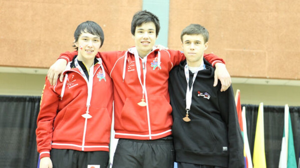 Sequssuna Fleischer Schmidt (i midten) vandt tre guld i badminton turneringen. Foto: Sermitsiaq