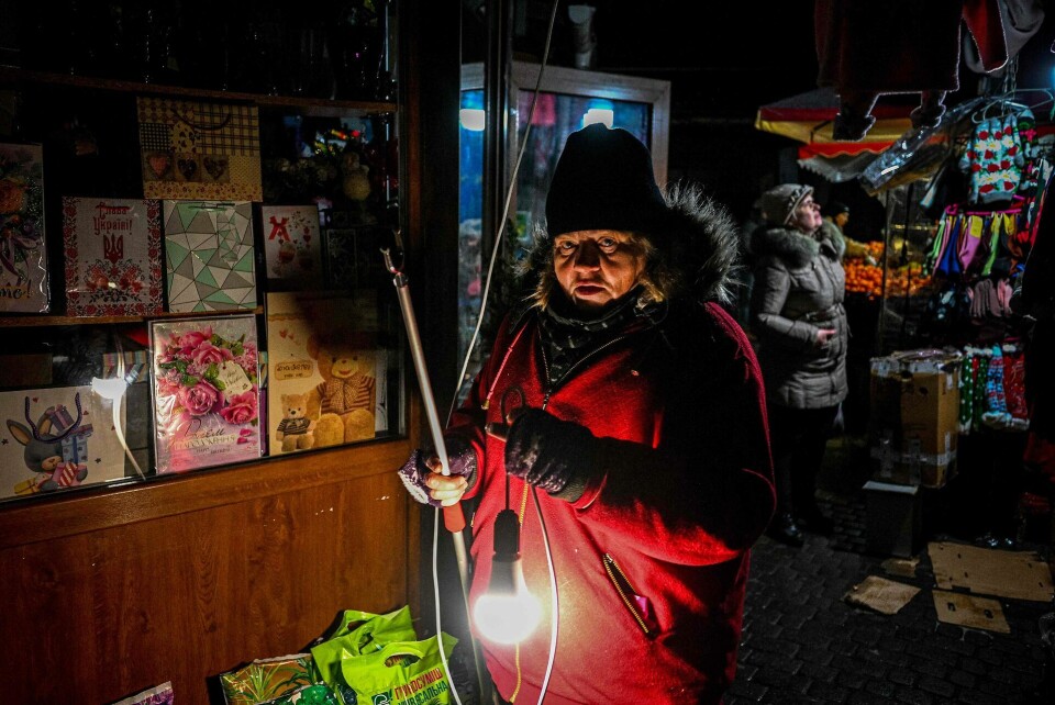 Ukraines byer har været ramt af strømnedbrud igen og igen som følge af russiske angreb. Her et billede fra byen Lviv, der blev ramt af strømafbrydelser torsdag. Fredag morgen meldes flere byer ramt af en stribe angreb.