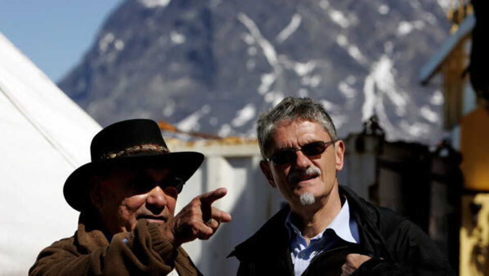 Mogens Lykketoft og Jonathan Motzfeldt fotograferet sammen på en sejltur omkring Nuuk. Polfoto: Martin Lehmann
