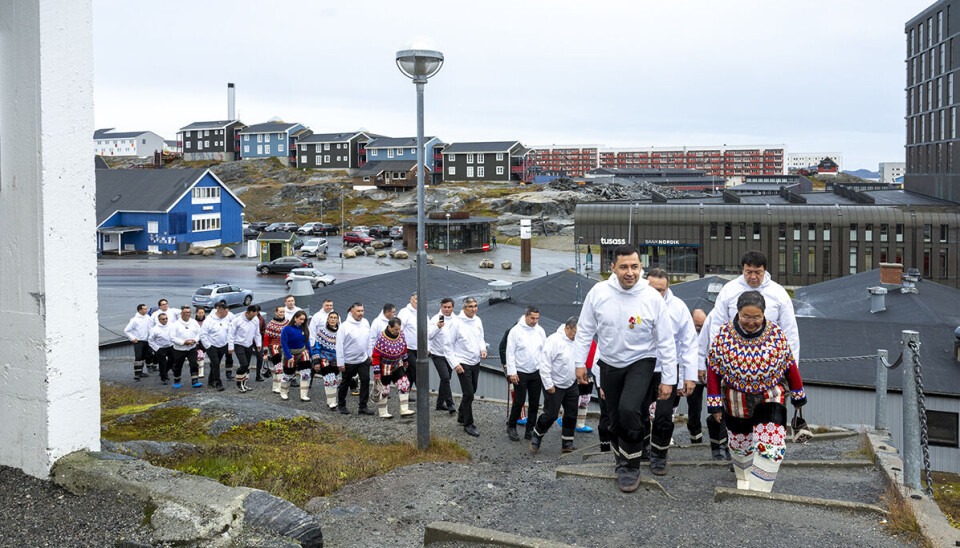 Politikerne på vej ind i Hans Egedes Kirke.