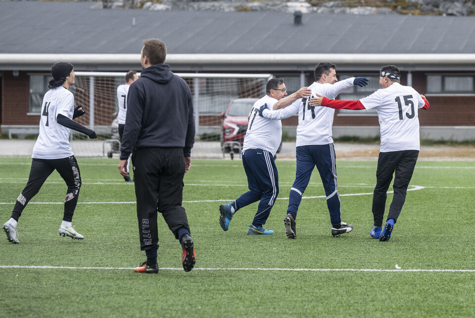 Skulderklap til formand for Naalakkersuisut og IA, Múte B. Egede.