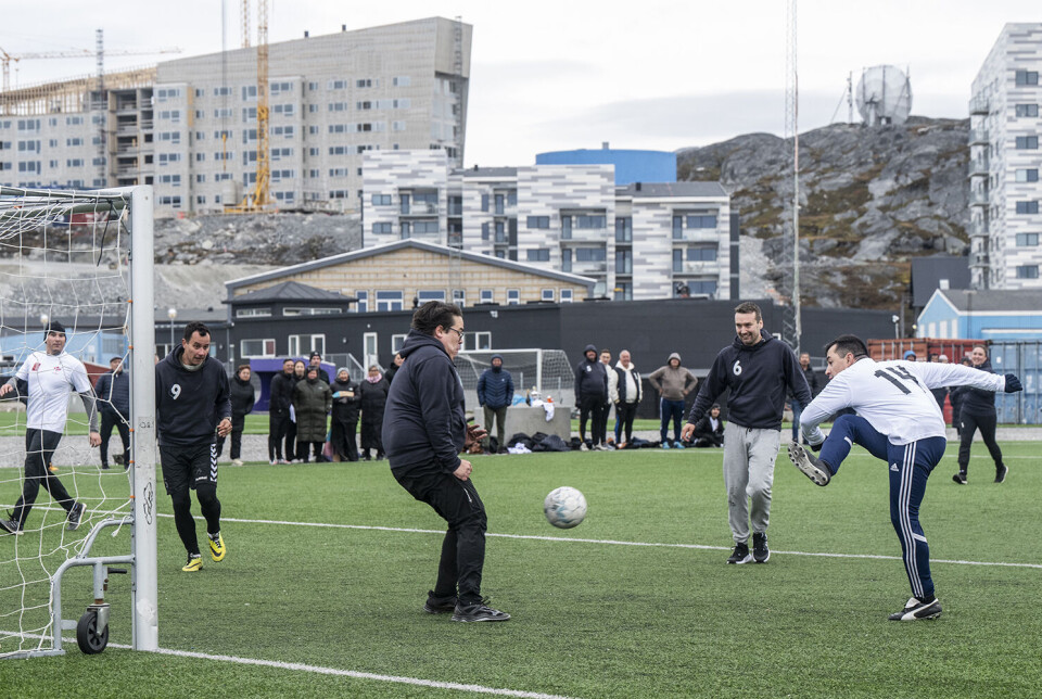 Múte B. Egede med et skud på mål.