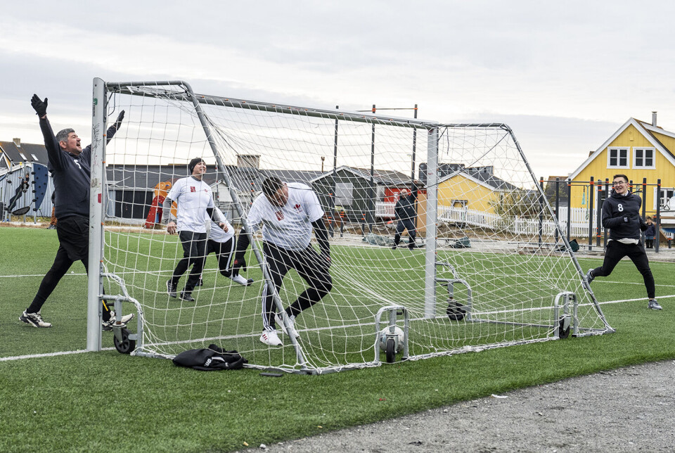 Demokraatits Justus Hansen jubler over en scoring.