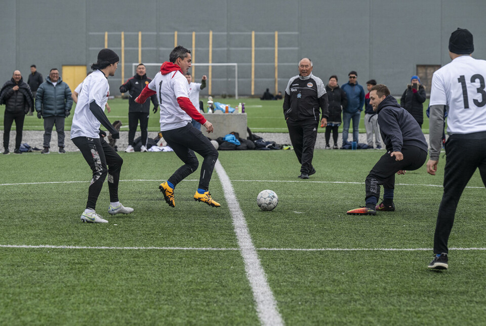 IA's Aqqaluaq B. Egede over for Demokraatits Jens-Frederik Nielsen.