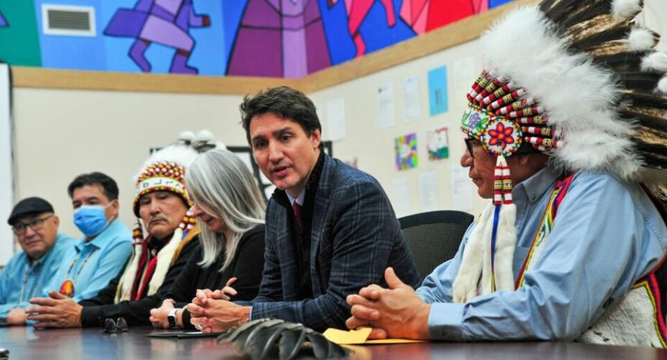 Premierminister Justin Trudeau indfødte den historiske lov C-92 i 2019. Her ses han med repræsentanter for James Smith Cree Nation i Saskatchewan i november 2022.