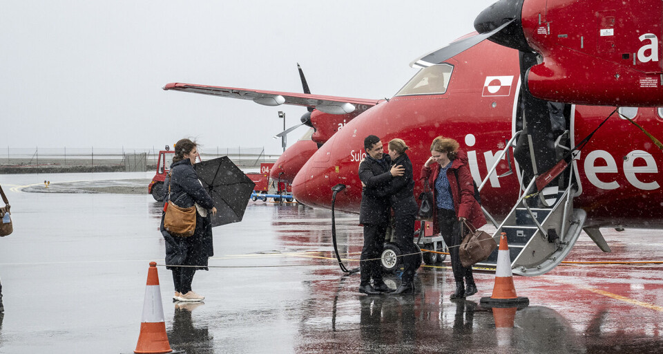 Statsministeren fik en varm velkomst af Múte B. Egede. Leiff JosefsenMette Frederiksen har flere ministre med til mødet i kontaktudvalget, som skal finde sted i morgen onsdag. Leiff JosefsenStatsminister Mette Frederiksen med et større følge er tirsdag middag ankommet til Nuuk, hvor der var tid til et par spørgsmål fra pressen i regnvejret inden afgang fra lufthavnen. Leiff JosefsenStatsministeren fik en varm velkomst af Múte B. Egede. Leiff JosefsenMette Frederiksen har flere ministre med til mødet i kontaktudvalget, som skal finde sted i morgen onsdag. Leiff JosefsenStatsminister Mette Frederiksen med et større følge er tirsdag middag ankommet til Nuuk, hvor der var tid til et par spørgsmål fra pressen i regnvejret inden afgang fra lufthavnen. Leiff JosefsenStatsministeren fik en varm velkomst af Múte B. Egede. Leiff Josefsen