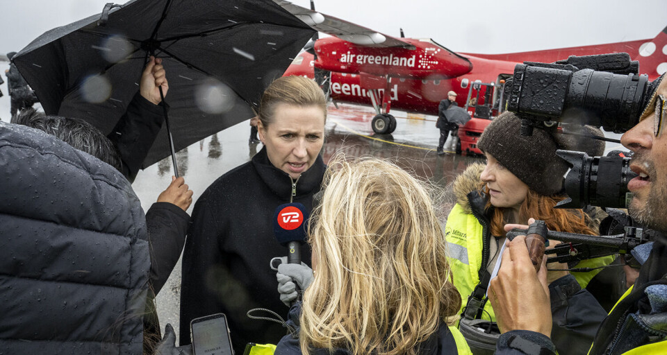 Statsminister Mette Frederiksen med et større følge er tirsdag middag ankommet til Nuuk, hvor der var tid til et par spørgsmål fra pressen i regnvejret inden afgang fra lufthavnen.
