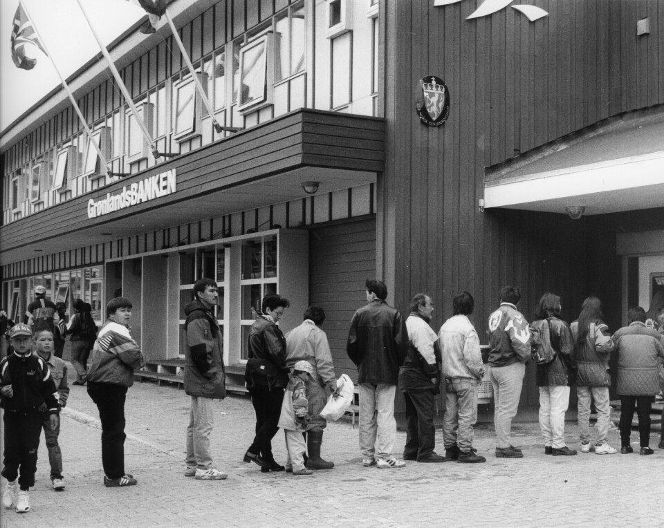 Kø ved hæveautomaten i 1997. Foto: Louise-Inger Kordon Myggedalen. Fotograf og år ukendt. Fodboldopgør i Nuuk juni 1987 fra dengang, hvor herrebenene blev luftet i korte, kropsnære shorts. Foto: Sermitsiak’ Kø ved hæveautomaten i 1997. Foto: Louise-Inger Kordon Myggedalen. Fotograf og år ukendt. Fodboldopgør i Nuuk juni 1987 fra dengang, hvor herrebenene blev luftet i korte, kropsnære shorts. Foto: Sermitsiak’ Kø ved hæveautomaten i 1997. Foto: Louise-Inger Kordon