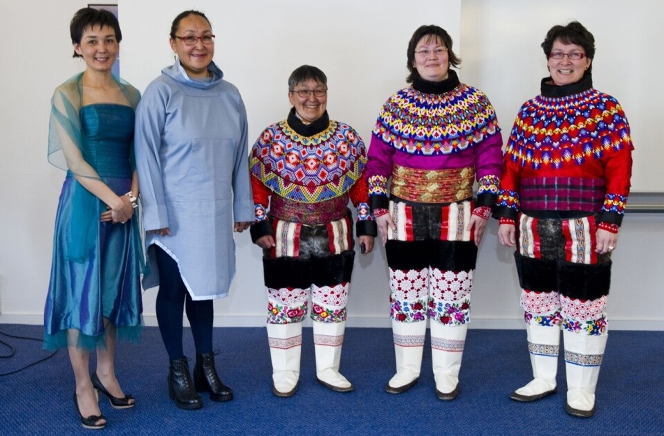 Dimittenderne er Iddimanngiiu Bianco, Dines Mikaelsen og Maja Papé fra Tasiilaq, Aka Simonsen fra Qaqortoq, Ane Louise Brandt fra Aasiaat, Susanne Høegh Lund fra Sisimiut/Qaqortoq og Henni Jensen fra Ilulissat. Foto: Stinus Silassen