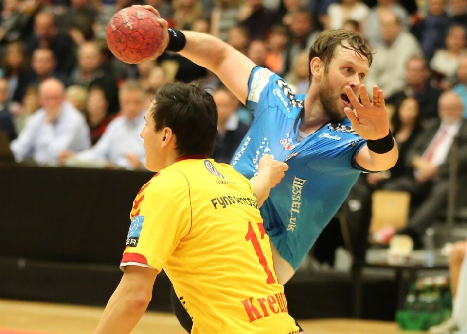 Autaaneq Kreutzmann forsøger at afværge HC Midtjyllands Vignir Svavarsson Knud Fl. LarsenGOG-træner Jakob Larsen på vej på banen med troen på, at den store pokal skulle med hjem Knud Fl. Larsen4.000 tilskuere på plads i Arena Fyn Knud Fl. Larsen Minik Dahl Høegh i sekunderne efter nederlaget Knud Fl. LarsenI pokalturneringer vinder man ikke sølvmedaljer. Man taber guldmedaljer Knud Fl. LarsenNettene bag målene blev hejst op i pausen, da der skulle være boldkastningskonkurrence Knud Fl. Larsen