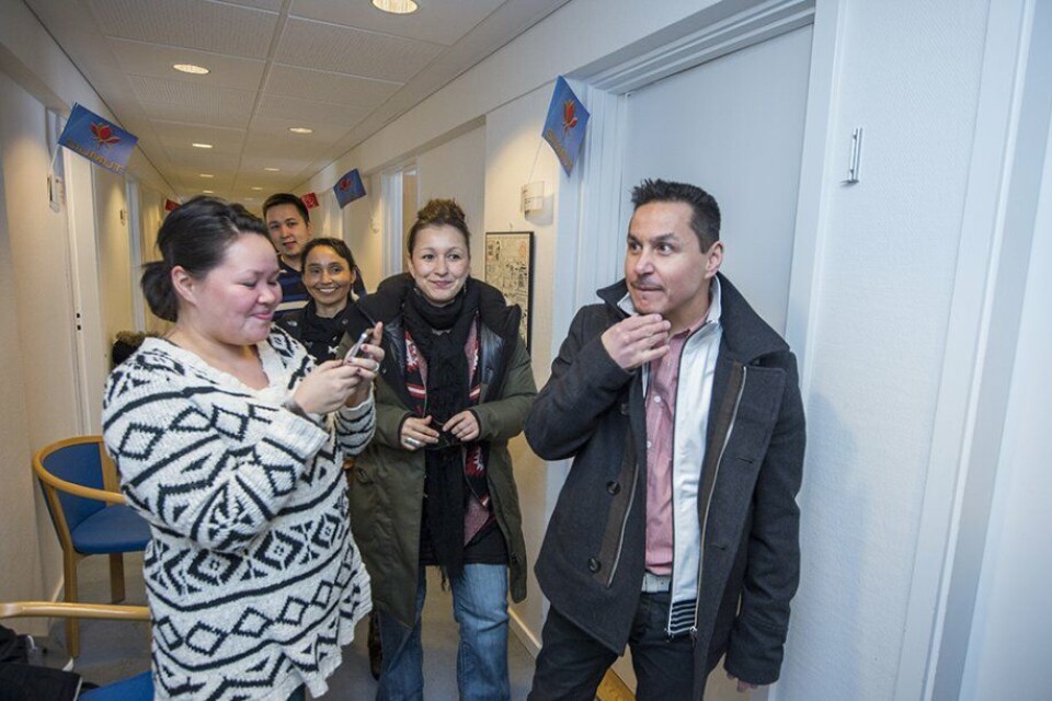 Partii Inuit-formand Nikku Olsen og Siumuts Doris Jakobsen, da partierne mødtes til første ’kaffemøde’ to dage efter Inatsisartut-valget 12. marts. I midten Randi Broberg, som sammen med Nikku Olsen blev valgt ind i Inatsisartut for Partii Inuit. Foto: Leiff Josefsen