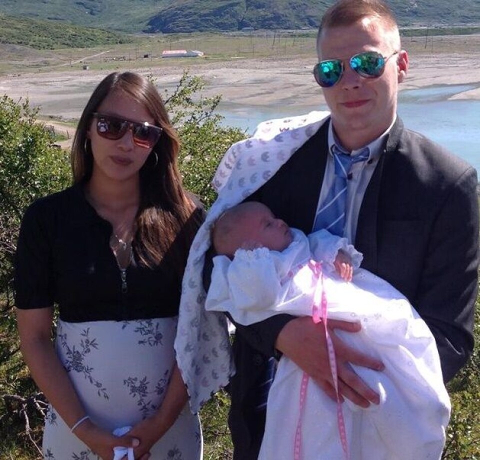 Nivi Paviasen og Brian Clausen med deres datter. Arkivfoto