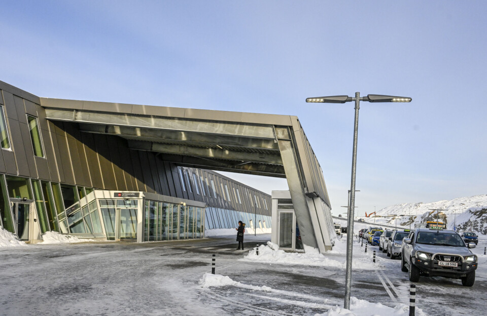 Rapport om Nuuk Lufthavn: Problemer med is og sne, lysskilte og dukker