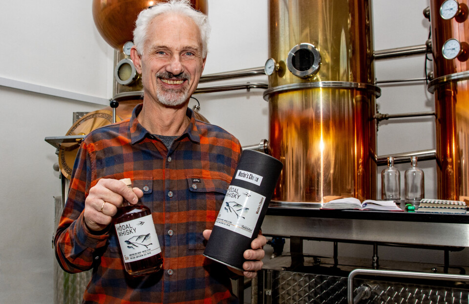 Anders hylder Knud Rasmussen med whisky