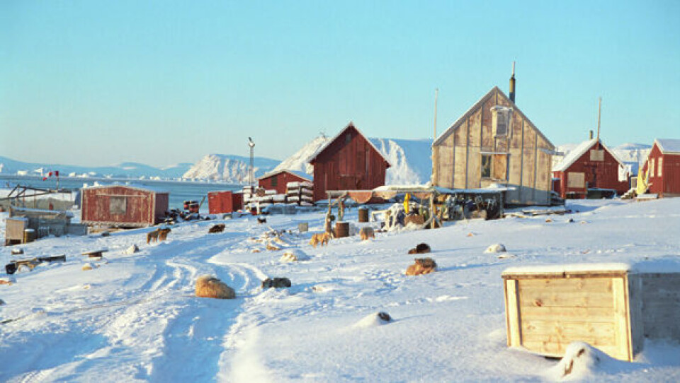 I flere bygder, som her Savissivik ved Qaanaaq, stiger tarifferne på el og vand ved årsskiftet. Foto: Polfoto/ Carl Obling.