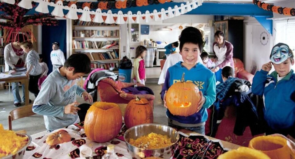 I medborger- og kulturhuset A21 i Narsaq er der onsdag til fredag ’halloween-horror’ med udskæring af græskarlygter, ansigtsmaling og tilvirkning af masker. Dette billede er taget onsdag. Foto: John Rasmussen