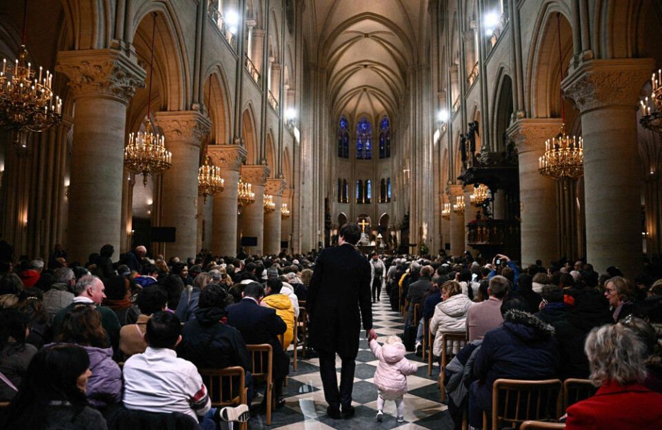 Notre Dame har afholdt første midnatsmesse siden branden i 2019