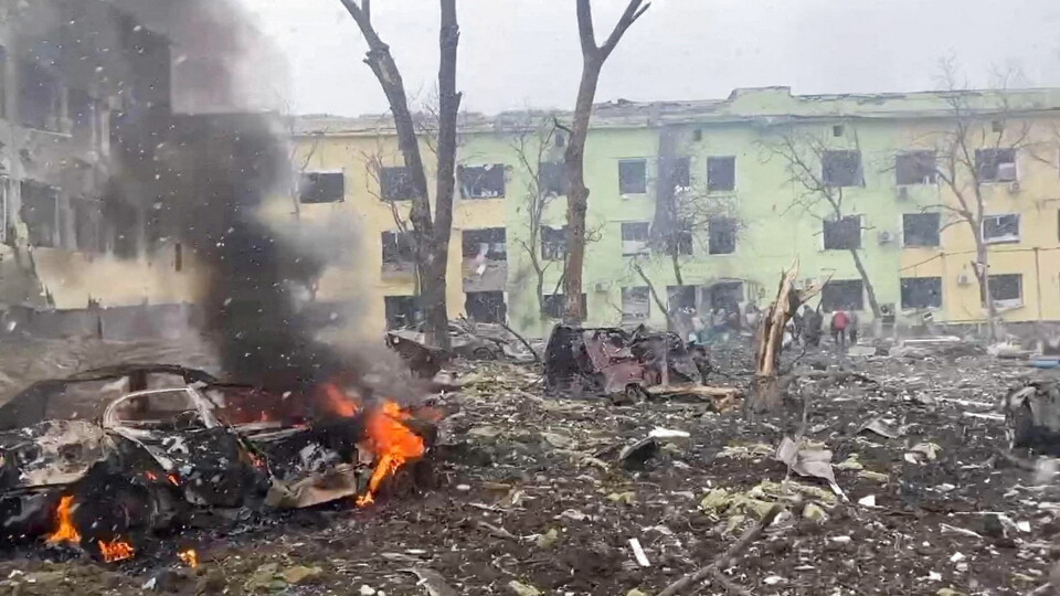 Et formodet russisk angreb mod et hospital i byen Mariupol i Ukraine har vakt fordømmelse og fået det meste af Europa til at tage de store gloser i brug. Her ses billeder ved hospitalsbygningen onsdag.