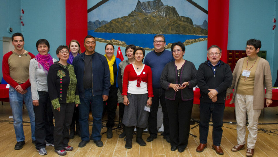 Den nyvalgte hovedbestyrelse, fra venstre: Aqqaluaq B. Egede, Cecilie Olsen, Nukaaraq Holm, Arnakkuluk Kleist, Naimanngitsoq Petersen, Olga P. Berthelsen, Naaja Nathanielsen, Arnajaaq Larsen, Kuupik Kleist, Ane Hansen, Ove Karl Berthelsen og Lisbeth Søvndahl Petersen. På gruppebilledet mangler Sara Olsvig. Kuupik Kleist, siddende for bordenden, modtager landsmødets stående hyldest efter valget som partiets formand. Den nyvalgte hovedbestyrelse, fra venstre: Aqqaluaq B. Egede, Cecilie Olsen, Nukaaraq Holm, Arnakkuluk Kleist, Naimanngitsoq Petersen, Olga P. Berthelsen, Naaja Nathanielsen, Arnajaaq Larsen, Kuupik Kleist, Ane Hansen, Ove Karl Berthelsen og Lisbeth Søvndahl Petersen. På gruppebilledet mangler Sara Olsvig. Kuupik Kleist, siddende for bordenden, modtager landsmødets stående hyldest efter valget som partiets formand. Den nyvalgte hovedbestyrelse, fra venstre: Aqqaluaq B. Egede, Cecilie Olsen, Nukaaraq Holm, Arnakkuluk Kleist, Naimanngitsoq Petersen, Olga P. Berthelsen, Naaja Nathanielsen, Arnajaaq Larsen, Kuupik Kleist, Ane Hansen, Ove Karl Berthelsen og Lisbeth Søvndahl Petersen. På gruppebilledet mangler Sara Olsvig. Kuupik Kleist, siddende for bordenden, modtager landsmødets stående hyldest efter valget som partiets formand.