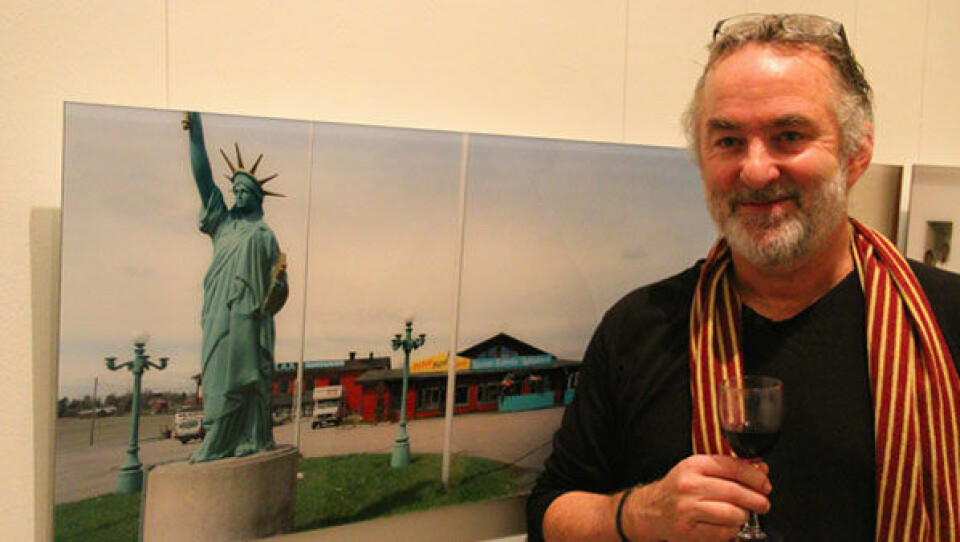 Fotografen Henrik Saxgren, der gennem sine billeder fortæller om indvandringen i Norden. Her ved et billede fra Nummi i Finland. Foto: Benny Kokholm Josef Motzfeldt åbnede udstillingen om indvandringen i Norden med at fortælle om to af fremmede, som er flyttet til Grønland. Nemlig japaneren Ikuo Oshima i Siorapaluk og italieneren Silverio Scivoli i Ilulissat. Foto: Benny Kokholm Henrik Saxgren har taget dette foto af Ikou Oshima, som i en harejagt skulle have udtalt, hvorfor hanharen er så nem at fange: Sex makes men crazy. Foto: Benny Kokholm Henrik Saxgren har taget dette foto af Silverio Scivoli. Foto: Benny Kokholm