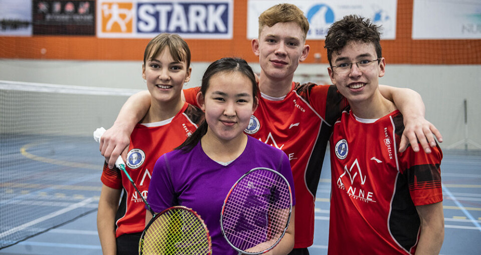 AWG spillere, der for tiden opholder sig i Nuuk. Baggerst: Emilie Sørensen, Maluk Christoffersen og Oscar Isbosethsen. Karolina Josenius Josefsen står forrest.