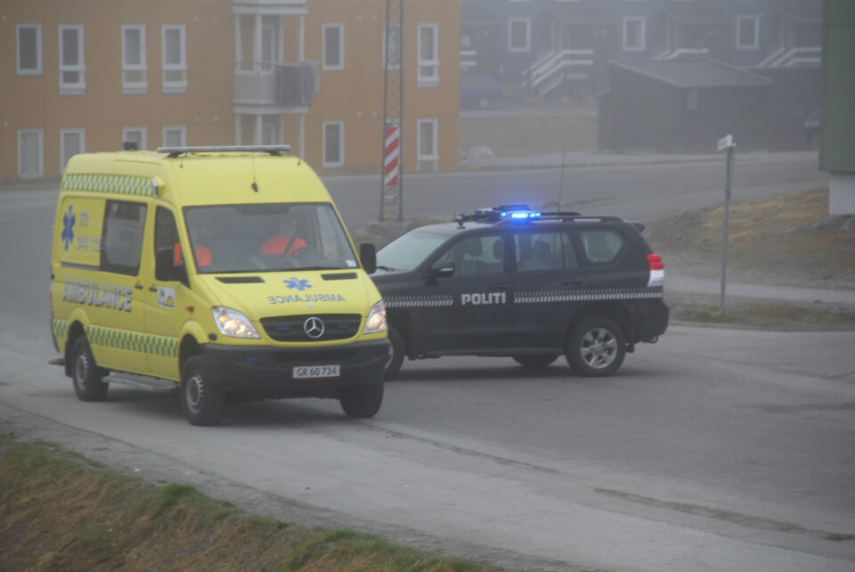 En mand måtte tilses af sundhedspersonale efter et fald i Ukkusissaq i Nuuk. Pas på når I bevæger jer ud i naturen. opfordrer politiet. Arkivfoto.