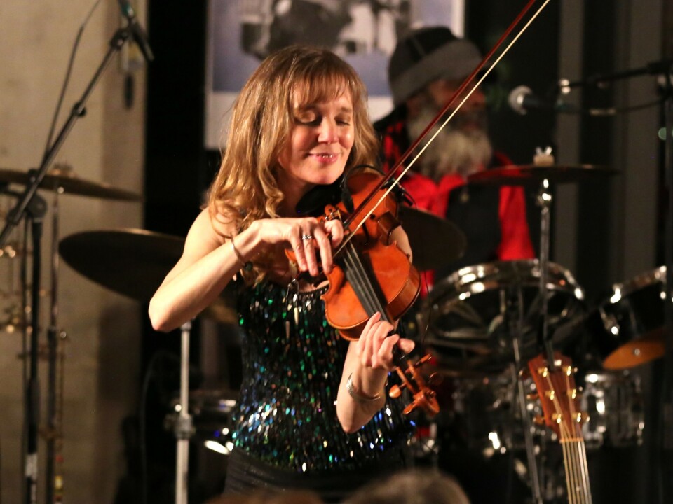 På violin Jane Clark i baggrunden Ayi Solomon på trommer. Knud Fl. LarsenFor Rasmus Lyberth er 72 år ingen alder. Knud Fl. LarsenTak for i aften. Knud Fl. LarsenAltid populære Rasmus Lyberth fortolker en af sine populære sange. Knud Fl. LarsenRasmus Lyberth på scenen i Nordatlantisk Hus. Knud Fl. LarsenRasmus Lyberth og Jane Clark i fornemt samspil i baggrunden med guitaren Alain Apaloo. Knud Fl. LarsenPå violin Jane Clark i baggrunden Ayi Solomon på trommer. Knud Fl. LarsenFor Rasmus Lyberth er 72 år ingen alder. Knud Fl. LarsenTak for i aften. Knud Fl. LarsenAltid populære Rasmus Lyberth fortolker en af sine populære sange. Knud Fl. LarsenRasmus Lyberth på scenen i Nordatlantisk Hus. Knud Fl. LarsenRasmus Lyberth og Jane Clark i fornemt samspil i baggrunden med guitaren Alain Apaloo. Knud Fl. Larsen