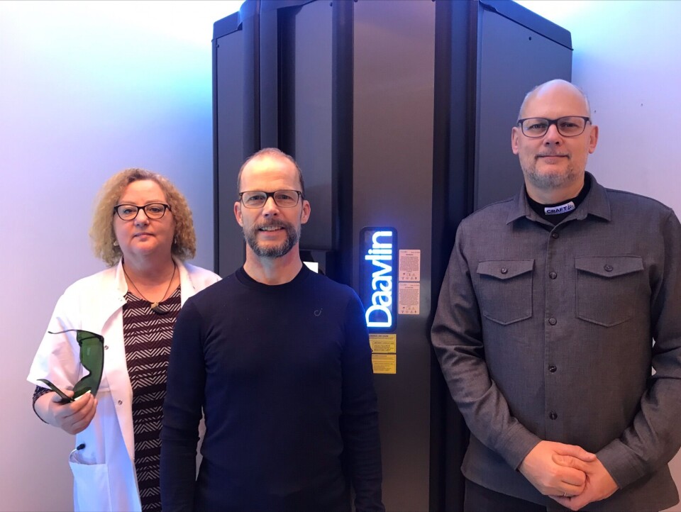 Lone Hove, speciallæge på DIS, sammen med produktspecialisterne Rune Kaadner og John Sørensen fra ScanMed, der installerer de nye maskiner.