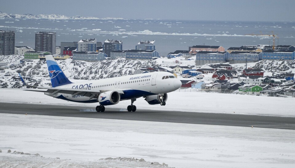 Flyet med sikkerhedsfolk lander i Nuuk.