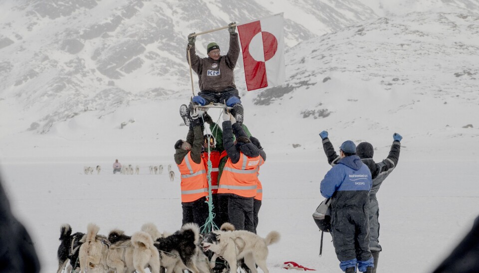 Samtlige deltagere bliver, som traditionen foreskriver det, løftet i vejret når de kommer i mål.