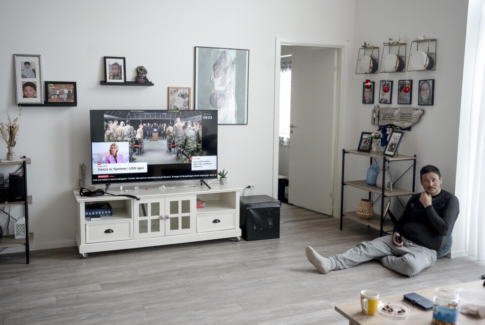 Det er morgen, og der er få timer til at løbet starter. Nyhederne kører på TV'et, mens 50-årige Bertel Wille, som deltager for 10. gang, strækker ben. Bertel er fra Niaqornaarsuk og overnatter hos en kammerat sammen med to andre kuske, som også deltager i løbet.