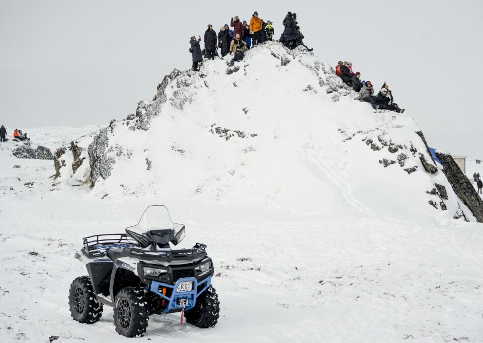 Tilskuere står på en top for at få den bedst mulige udsigt til det traditionsrige løb.