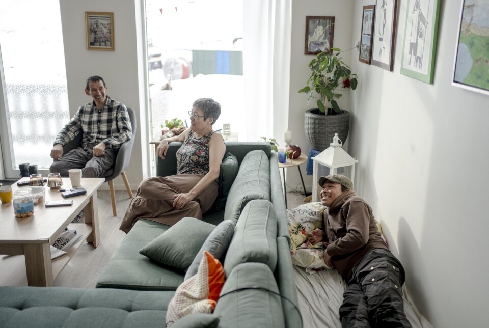 Ud af de i alt 27 deltagere i løbet er 21 deltagere rejst til Sisimiut fra andre byer og bygder. Det kræver et større logistisk arbejde at indlogere dem alle inklusiv deres hjælpere. Her er det Gustav Jeremiassen (til højre), som er hjælper til kusk Isak Siegstad (til venstre), som ligger i sin midlertidige seng bag sofaen.