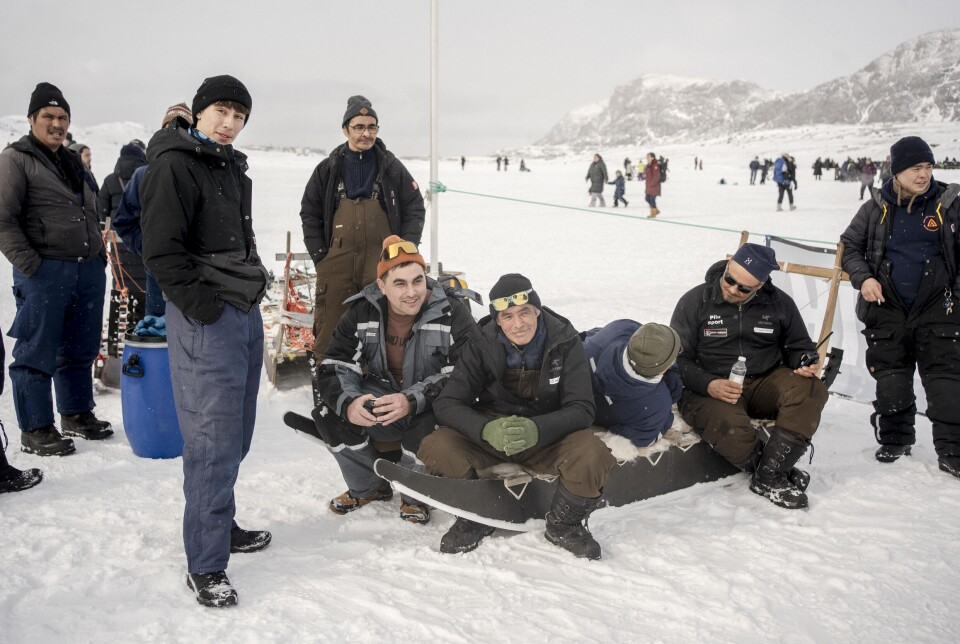 Ventetid. Flere af kuskenes hjælpere sidder og venter mens løbet er i gang. De følger løbende med i resultaterne over radioen.