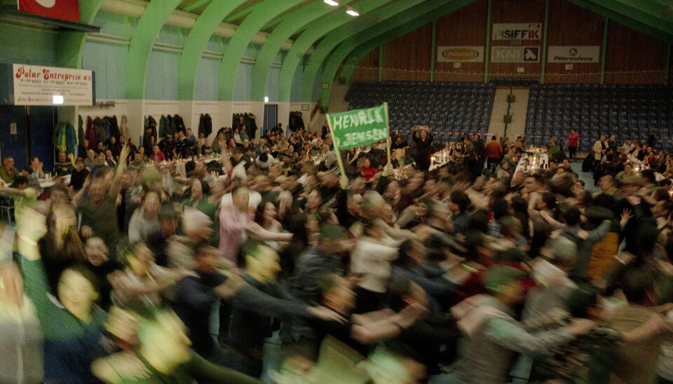 En fyldt hal afslutter dagen på festlig manér.