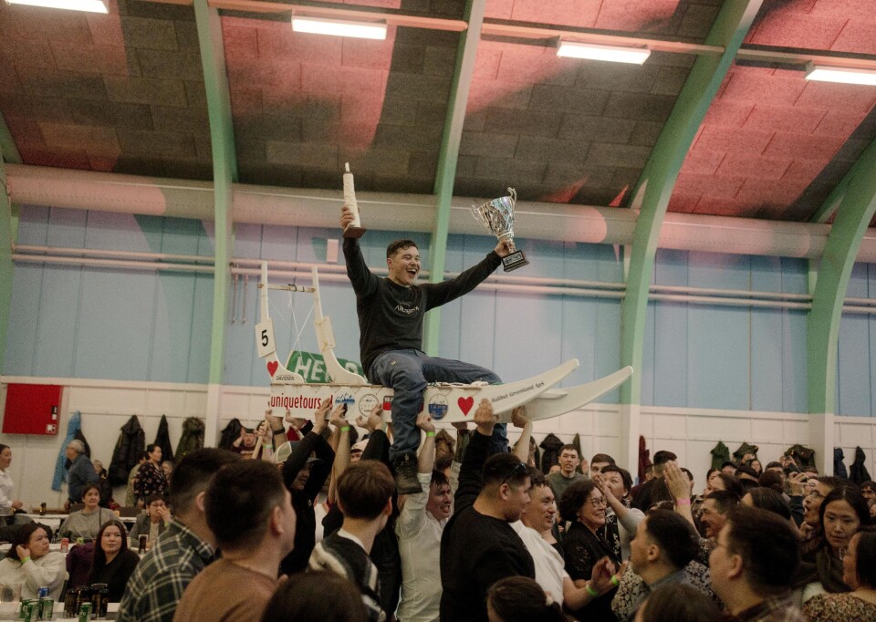 Vinder af løbet, Henrik Jensen, løftes i vejret til den store sejrsfest i hallen lørdag aften.