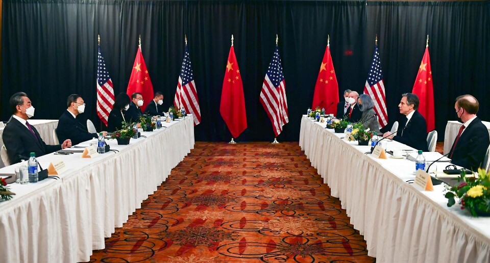 I byen Anchorage i delstaten Alaska mødtes USA's nationale sikkerhedsrådgiver, Jake Sullivan, og landets udenrigsminister, Antony Blinken, med Kinas udenrigsminister, Wang Yi, og en kinesisk delegation.