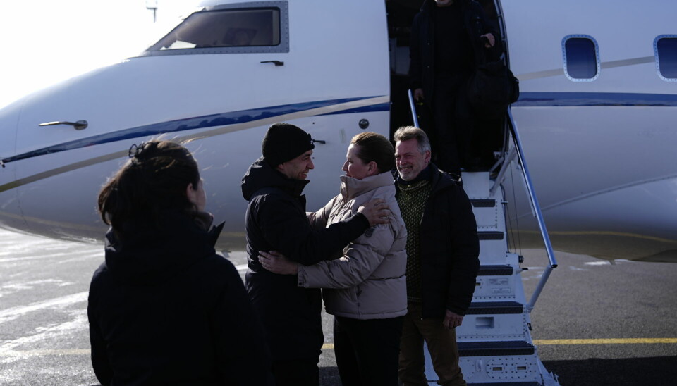 Fungerende formand for Naalakkersuisut, Múte B. Egede (IA), modtager statsministeren i lufthavnen onsdag.