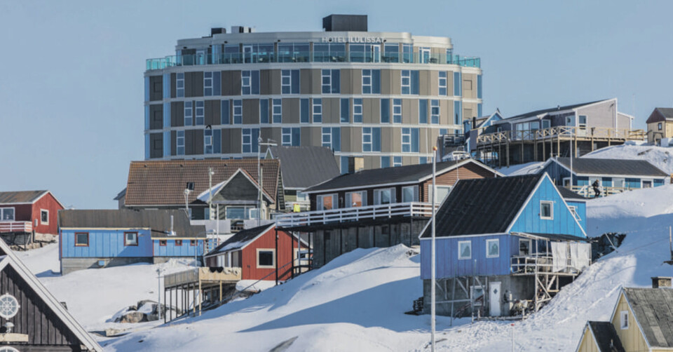har 78 værelser på fem etager. Der er en 225 kvadratmeter stor terrasse, hvorfra der er et overblik over byen og isfjorden. Hotel Ilulissat