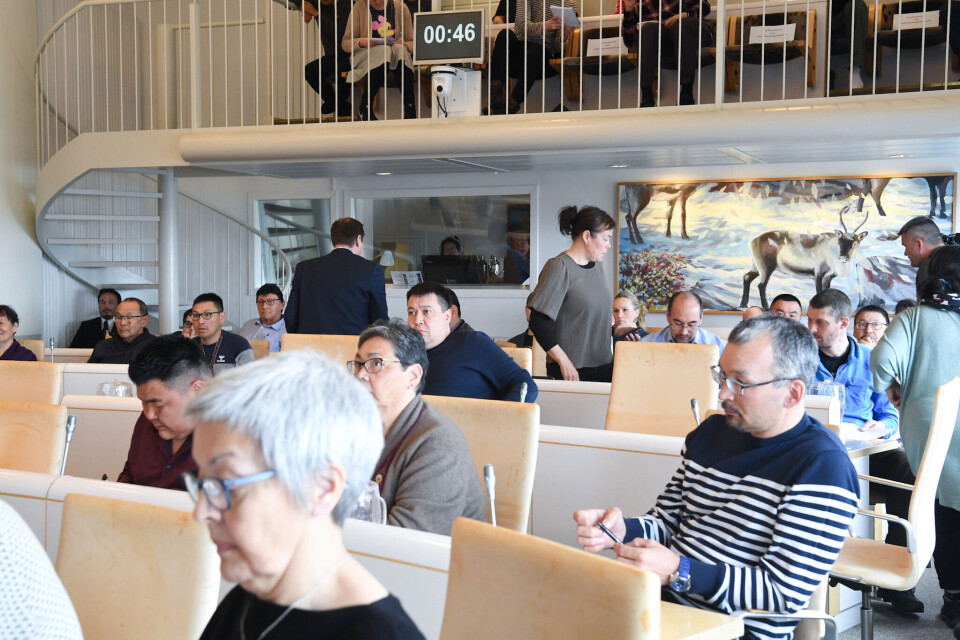 Partier udvandrer i vrede fra Inatsisartut-salen