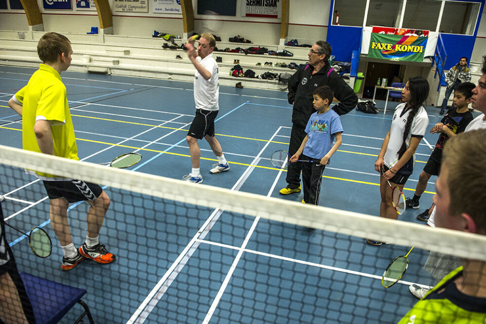 Jonas Rasmussen viser teknik. Foto: Leiff Josefsen Benarbejde er meget vigtigt i badminton. Foto: Leiff Josefsen Ungdomsspillere fra B-67 får gode råd af Jonas Rasmussen. Foto: Leiff Josefsen Der blev også tid til at tage gruppebillede. Foto: Leiff Josefsen Jonas Rasmussen viser teknik. Foto: Leiff Josefsen Benarbejde er meget vigtigt i badminton. Foto: Leiff Josefsen Ungdomsspillere fra B-67 får gode råd af Jonas Rasmussen. Foto: Leiff Josefsen Der blev også tid til at tage gruppebillede. Foto: Leiff Josefsen