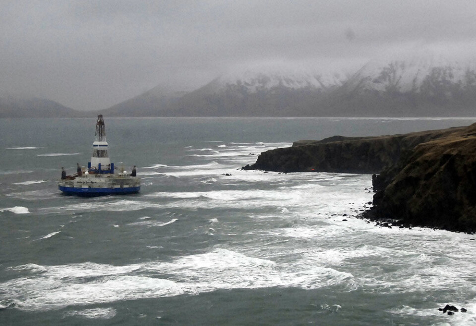 Boreriggen 'Kulluk' fra selskabet Shell er stødt på grund ud for øen Sitkalidak i Alaska, efter et slæbeskib mistede kontrollen med boreriggen i et uvejr. Foto: Foto: AP Photo/U.S. Coast Jon Burgwald, Arktis-ansvarlig i Greenpeace. Foto: Greenpeace GreenpeaceBoreriggen 'Kulluk' fra selskabet Shell er stødt på grund ud for øen Sitkalidak i Alaska, efter et slæbeskib mistede kontrollen med boreriggen i et uvejr. Foto: Foto: AP Photo/U.S. Coast Jon Burgwald, Arktis-ansvarlig i Greenpeace. Foto: Greenpeace GreenpeaceBoreriggen 'Kulluk' fra selskabet Shell er stødt på grund ud for øen Sitkalidak i Alaska, efter et slæbeskib mistede kontrollen med boreriggen i et uvejr. Foto: Foto: AP Photo/U.S. Coast Jon Burgwald, Arktis-ansvarlig i Greenpeace. Foto: Greenpeace Greenpeace