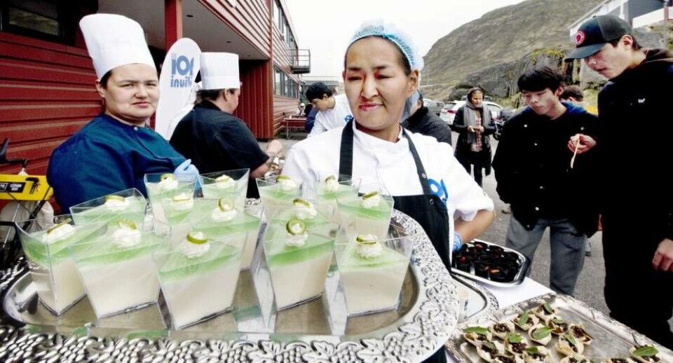 Karina Egede fra Neqi's kantine, med en dessertbakke bestående af kvan gele i fåremælk. Nøje supperviseret af Aviaaja Rethmar. John Rasmussen Michelin stjernekokken Claus Henriksen hjælper til med smagsprøverne i levnedsmiddelskolens køkken. John RasmussenTorsdag var der dækket op med smagsprøver til Narsaq borgerne foran levnedsmiddelskolen. Der var mange specialiteter, blandt andet med rensdyr, klapmyds, rødfisk, stenbiderrogn og fjeldørred. Alt sammen garneret flere med tang. John RasmussenKarina Egede fra Neqi's kantine, med en dessertbakke bestående af kvan gele i fåremælk. Nøje supperviseret af Aviaaja Rethmar. John Rasmussen Michelin stjernekokken Claus Henriksen hjælper til med smagsprøverne i levnedsmiddelskolens køkken. John RasmussenTorsdag var der dækket op med smagsprøver til Narsaq borgerne foran levnedsmiddelskolen. Der var mange specialiteter, blandt andet med rensdyr, klapmyds, rødfisk, stenbiderrogn og fjeldørred. Alt sammen garneret flere med tang. John RasmussenKarina Egede fra Neqi's kantine, med en dessertbakke bestående af kvan gele i fåremælk. Nøje supperviseret af Aviaaja Rethmar. John Rasmussen