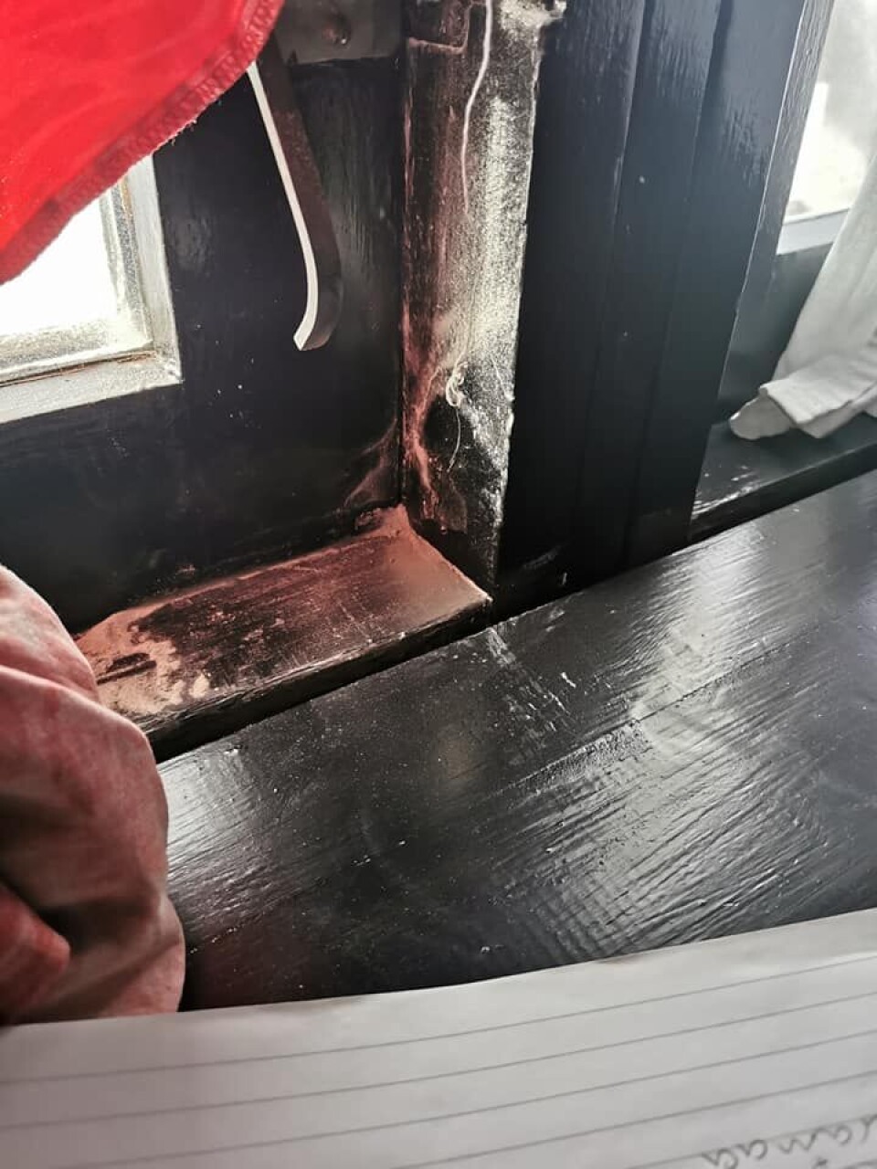 Støv fra renovering i Blok H i Qaqortoq viser sig at indeholde PCB, der er miljø- og sundhedsskadeligt.