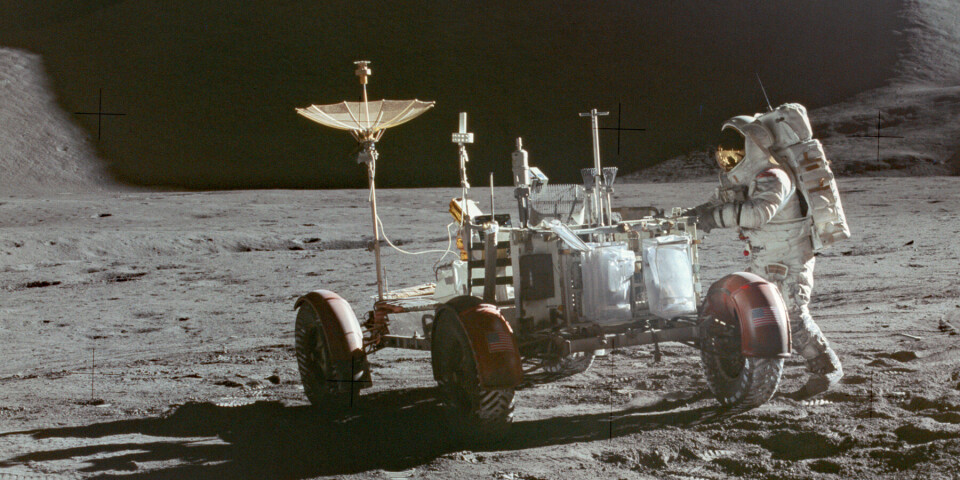 Astronaut Jim Irwin ved månebilen under Apollo 15-færden i juli 1971.