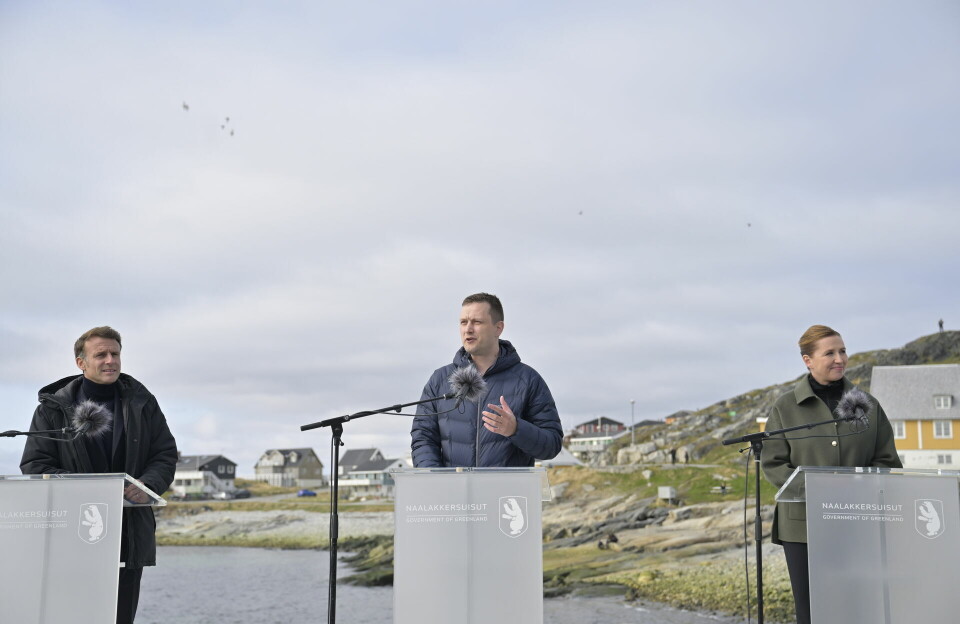 Macronip tusagassiortunik katersortitsinera aallartippoq: Generalkonsulatimik ammaaniartoq