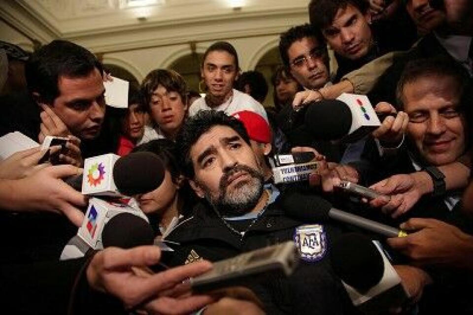 Diego Maradona har ofte været god for en skandale. Nu er der ny kritik af den tidligere driblekonge og kokainmisbruger. Foto: AP.